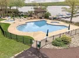 Lakefront Condo with shared Pool, Hot Tub, кондоминиум в Лейк Хармъни