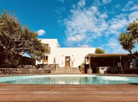 Finca Botanica Tao - 5 Bedroom Villa with Pool and Hot Tub, hotell i Tao