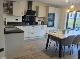 Sleek modern design - 2 bed apartment in Donegal Town, hotel v destinaci Donegal