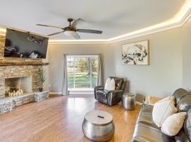 4 Mi to Dtwn Tuscaloosa Home with Cozy Den!, hotel v destinaci Tuscaloosa