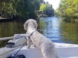 Minutes to boat ramps and beach and private pool!、クリスタルリバーのヴィラ