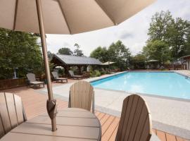 Cozy 1BR Tiny Home with Pool Access and Free Tix, hotel v destinaci Flat Rock