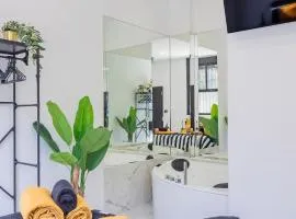 The Juanita Reina's Jacuzzi Apartment