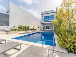 Overlooking Pool & Sea Views Villa with BBQ Facility, Sharm - Al Dana Villa, Al Dana Island by Deluxe Holiday Homes