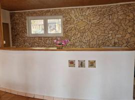 Chata žltá, hotel a Jelenec