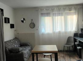 Appartement T1 proche de VULCANIA, ξενοδοχείο σε Pontaumur