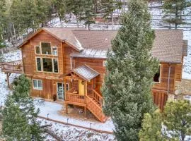 BEST VIEWS! Luxury Mountain Home - Saltwater HotTub, Firepit, BBQ- Close to Trails, Red Rocks
