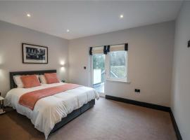 King Bed - En-Suite, Fast WiFi & Ample Parking - 1 Bedroom in 4 Bedroom House HA2, ξενοδοχείο σε Humberston