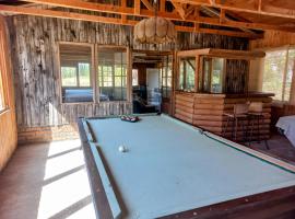 Spacious and comfy country house for friends, hôtel à Laja