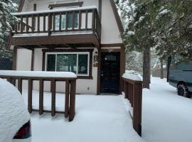 Comfy Modern Big Bear Cabin, villa in Woodlands