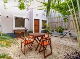 Colorful Downtown House with Private Pool, hotel di Tulum