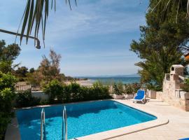 Exclusive Beachfront Villa with Pool for 8 at Island Brač, hotel v destinaci Mirce