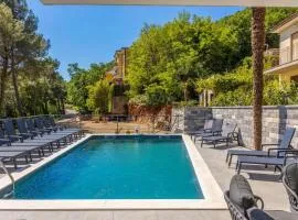 Villa with 6 Bedrooms and Heated Pool