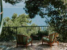 First Row Seafront Apartments in Stanići、Stanićiのホテル
