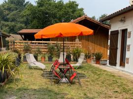 Gîte entre lacs, océan et forêts, hotel in Pissos