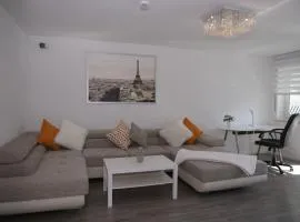 Helle, Ruhige, Moderne Wohnung, 5 min zu Fa GROB
