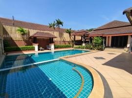 Villa Pharos, hotel di Ban Bang Po