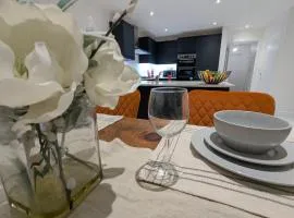 Large 4 Bed Hse, Sleeps 7, 3 BTH, Drive PRKG-4 Cars, M4-A329, Shinfield Studios, 10mins, Reading, Ascot & Legoland 20mins, Film Crew, Contractor & Family Friendly