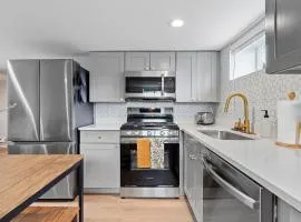 Urban Hideaway - 2BR - Pets OK - Park 2 Cars - Laundry - Fast WIFI - Close to Everything