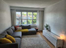 Large & bright 3 bedroom in MTL, hotel in Montréal