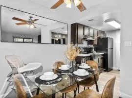 Comfy 2BR Pool Gym Prime Location
