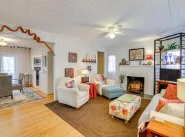 Unwind Fireside and Walk to Dtwn! Tyron Retreat