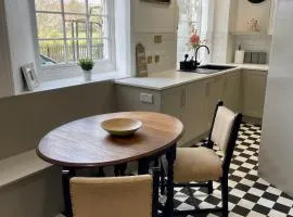 NEW, STYLISH & SPACIOUS GROUND FLOOR Mews