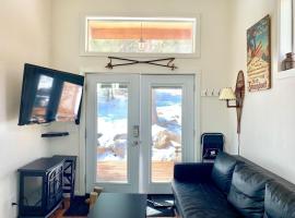 Bierstadt Cabin at Base Camp Lodging Company, pet-friendly hotel in Dumont