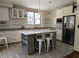 Cozy Flat-Beautiful Kitchen and Excelent Location, hotel in Cochabamba