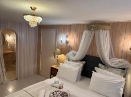 Chambre d'hôte Petit déjeuner, Sauna et Piscine inclus Jacuzzi en option, hotel in Sarlat-la-Canéda