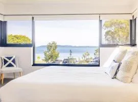 Florentine, 8 11 Columbia Close - opposite the beach with Air con and water views