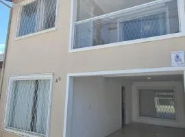Casa duplex, 400m da praia e 13min do Beto Carrero