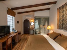 Phen Art House, Artistic Living in the Heart of Old Quarter, hotel v Hanoji