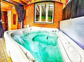70 percent Off Luxurious Hot Tub,Sauna, 2000Sqft of Private