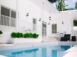 White Cottage Amadeo with Pool and Bonfire
