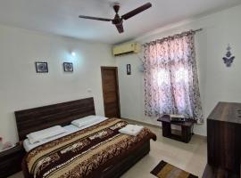 Saatvik Homestay, hotel v destinaci Katra