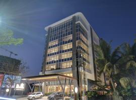 The SSK Solitaire Boutique Hotel and SPA, hotel con estacionamiento en Nashik