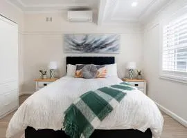 Cozy Heritage Home 10mins walk to Wollongong Hospital with Free Parking and Fast Internet
