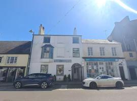 Grade 2 Listed Spacious Town House in Beaumaris - Pass the keys, hotel in Beaumaris