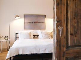 Reethus Koppelkiek - stilvolles Vintage-Haus mit Kamin & Spielhaus, hotell i Husby