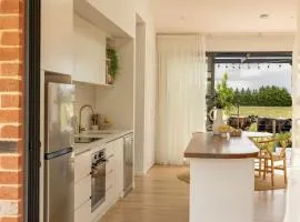NEW-Stylish Bungalow with Hot Tub