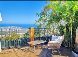 Logement comprenant une chambre,une salle de bain, wc ind&eacute;pendant et une cuisine exterieure dans belle villa avec piscine vue ocean, hotel s parkirali&scaron;tem u gradu 'La Possession'