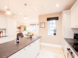 Northern Hideaways Shore Cottage, Beadnell, hotel in Beadnell