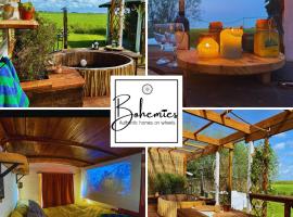 Winterharde pipowagen met hottub, bbq & uitzicht, ξενοδοχείο σε Luttelgeest