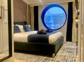 Leeds City Centre luxury 2 bed apartment sleeps 6 fantastic views