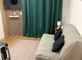 Magnifique studio en bord de mer vue montagne, hotel in Saint-Cyprien