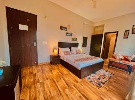Pearl Grand Boutique Cottage in Omaxe Anandam Vrindavan - #premium AC rooms with balcony #big parking #lift #garden #peaceful area #near prem mandir #property of the year #most awarded, hotel v destinaci Vrindavan
