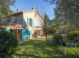 Charming Provencal family home, hotel en La Tour