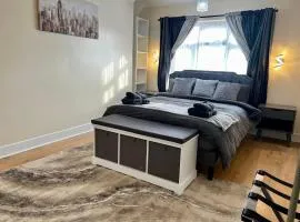 Luxurious Cozy London Holiday Home、Cranfordのコテージ