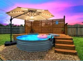 Cowboy Pool - Large Patio - King Bed - Firepit Table - Pet Friendly